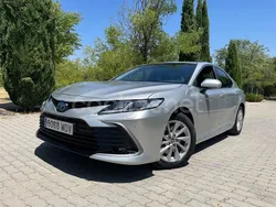 Gris Usado 2023 Toyota Camry Advance Berlina | 32.990 € (Buen precio)