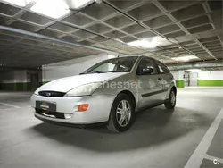 Gris / plata Usado 2001 Ford Focus Trend Berlina | 1850 € (Precio justo)
