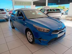 Azul Usado 2024 Kia Ceed Berlina | 18.160 € (Precio justo)