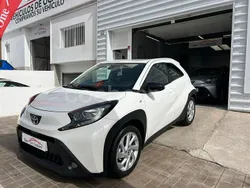 Gris / plata Usado 2023 Toyota Aygo Play Utilitario | 12.995 € (Precio justo)