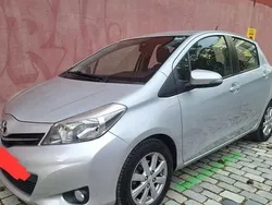 Gris / plata Usado 2014 Toyota Yaris Active Berlina | 10.400 € (Precio justo)