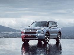 Blanco Nuevo 2025 Mitsubishi Outlander P-HEV SUV | 53.999 €