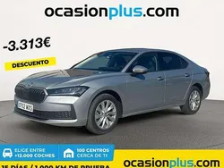 Plateado Nuevo 2025 Skoda Superb Essence Berlina | 29.991 € (Buen precio)