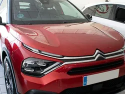 Pintura rojo elixir Usado 2022 Citroën C4 Feel Berlina | 16.220 € (Precio justo)