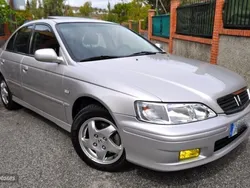 Plateado Usado 2000 Honda Accord Elegance Berlina | 5300 €