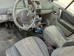 Gris / plata Usado 2005 Renault Scénic II Authentique Monovolumen | 2500 € (Precio justo)