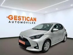 Plateado Usado 2021 Toyota Yaris Hybrid Active Berlina | 15.990 € (Buen precio)
