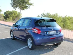 Azul Usado 2012 Peugeot 208 Active Utilitario | 6500 € (Caro)