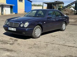 Azul Usado 1999 Mercedes E220 Berlina | 2300 €