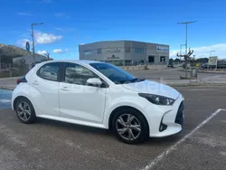 Azul Usado 2024 Toyota Yaris Hybrid Active Berlina | 20.900 € (Precio justo)
