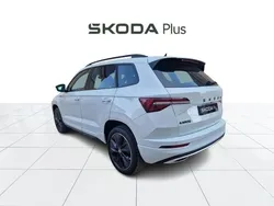 Blanco Usado 2024 Skoda Karoq SportLine SUV | 30.000 €