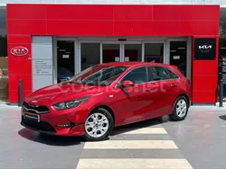 Granate Usado 2024 Kia Ceed Berlina | 18.900 € (Precio justo)