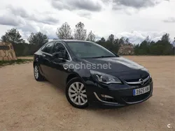 Negro Usado 2014 Opel Astra Excellence Berlina | 5900 € (Precio justo)