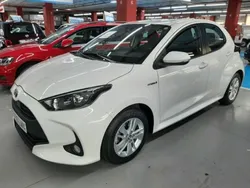 Blanco Usado 2021 Toyota Yaris Hybrid Business Edition Utilitario | 18.990 € (Precio justo)