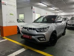Gris / plata Usado 2019 Ssangyong (KGM) Tivoli Limited SUV | 15.490 €