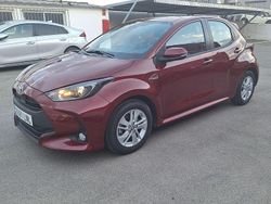 Rojo Usado 2021 Toyota Yaris Hybrid Active Berlina | 16.990 € (Precio justo)