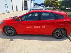 Rojo Usado 2016 Ford Focus ST-Line Berlina | 11.000 € (Precio justo)