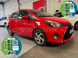 Rojo Usado 2015 Toyota Yaris Hybrid Advance Berlina | 10.990 € (Un poco caro)