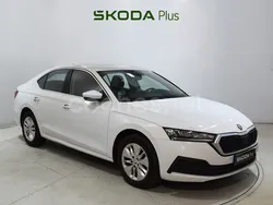 Blanco Usado 2024 Skoda Octavia Ambition Berlina | 25.800 € (Precio justo)