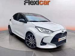 Blanco Usado 2023 Toyota Yaris Hybrid Plus Berlina | 20.990 €