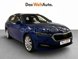 Azul Usado 2022 Skoda Octavia Ambition Familiar | 25.990 € (Precio justo)