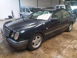 Azul Usado 1995 Mercedes E300 Elegance Berlina | 3000 €