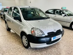 Gris / plata Usado 2001 Toyota Yaris Terra Berlina | 4800 € (Precio justo)