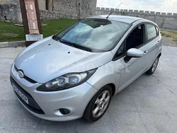 Gris / plata Usado 2010 Ford Fiesta Trend Utilitario | 3000 € (Precio justo)
