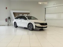 Blanco candy Nuevo 2024 Skoda Octavia SportLine Familiar | 44.973 €