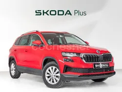 Rojo Usado 2024 Skoda Karoq Selection SUV | 26.600 € (Precio justo)