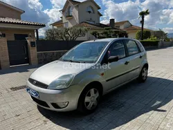 Gris / plata Usado 2003 Ford Fiesta Ambiente Utilitario | 2000 € (Precio justo)