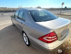 Gris / plateado Usado 2006 Mercedes 220 Sport Edition Berlina | 11.900 €