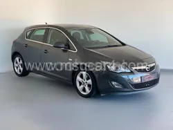 Gris / plata Usado 2013 Opel Astra Excellence Berlina | 5990 € (Precio justo)