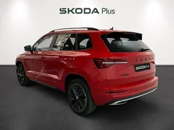 Rojo Usado 2024 Skoda Karoq SportLine SUV | 31.490 € (Caro)