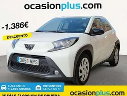 Blanco Usado 2024 Toyota Aygo Play Utilitario | 13.864 € (Precio justo)