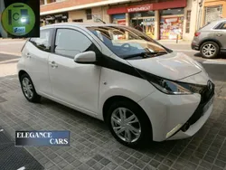 Blanco Usado 2016 Toyota Aygo X-play Utilitario | 8750 € (Precio justo)