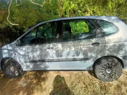 Gris / plata Usado 2002 Renault Scénic Authentique Monovolumen | 1300 €