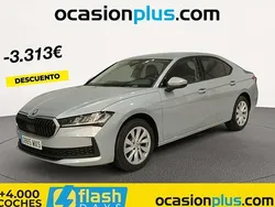 Plateado Nuevo 2025 Skoda Superb Essence Berlina | 29.991 € (Buen precio)