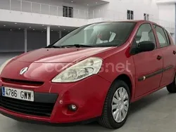 Rojo Usado 2010 Renault Clio II Authentique Berlina | 4900 € (Precio justo)