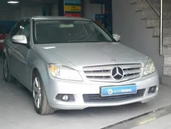 Plateado Usado 2009 Mercedes C200 Avantgarde Berlina | 8600 €