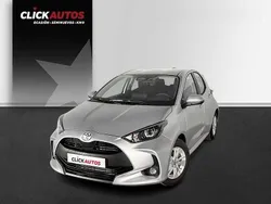 Gris Usado 2024 Toyota Yaris Hybrid Active Utilitario | 19.700 € (Un poco caro)