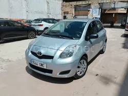 Gris / plata Usado 2010 Toyota Yaris Live Berlina | 5000 € (Super precio)