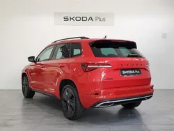 Rojo Usado 2025 Skoda Karoq SportLine SUV | 34.900 €