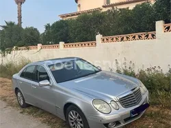 Gris / plata Usado 2008 Mercedes E220 Elegance Berlina | 6300 € (Buen precio)