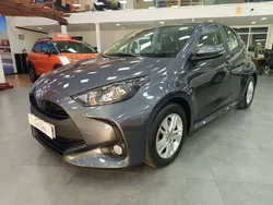Gris Usado 2022 Toyota Yaris Hybrid Active Utilitario | 18.490 € (Precio justo)