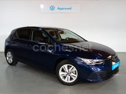Azul Usado 2023 VW Golf VIII Life Berlina | 27.300 € (Precio justo)