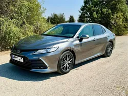 Gris / plata Usado 2023 Toyota Camry Luxury Berlina | 43.990 €