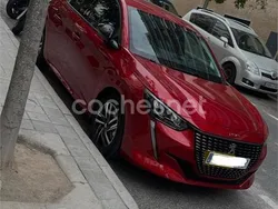 Rojo Usado 2023 Peugeot 208 Allure Utilitario | 17.900 € (Precio justo)