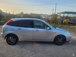 Gris / plata Usado 2004 Ford Focus Trend Berlina | 3490 € (Precio justo)