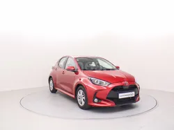 Rojo Usado 2024 Toyota Yaris Berlina | 19.100 € (Precio justo)